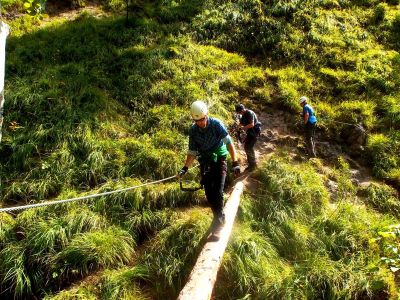 014-Querung des Hausbaches ueber einen Baumstamm